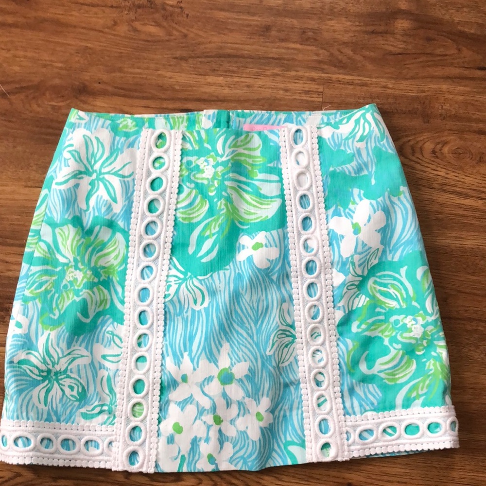Lily Pulitzer skort skirt size 00 very good condition pretty colors/ white trim.